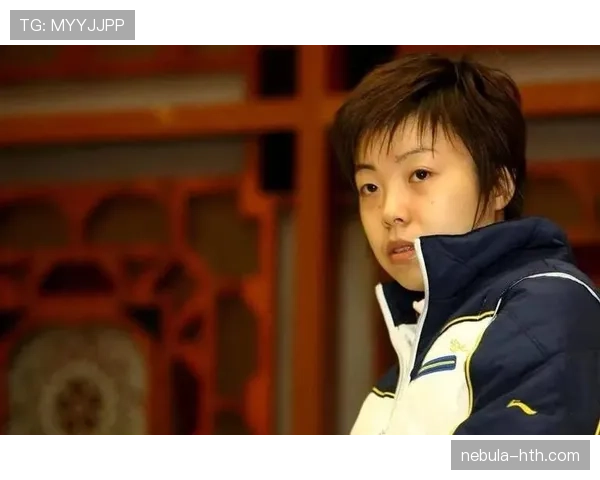 张怡宁穿睡衣出现在小区电梯，手里拎的包比我三个月工资还...